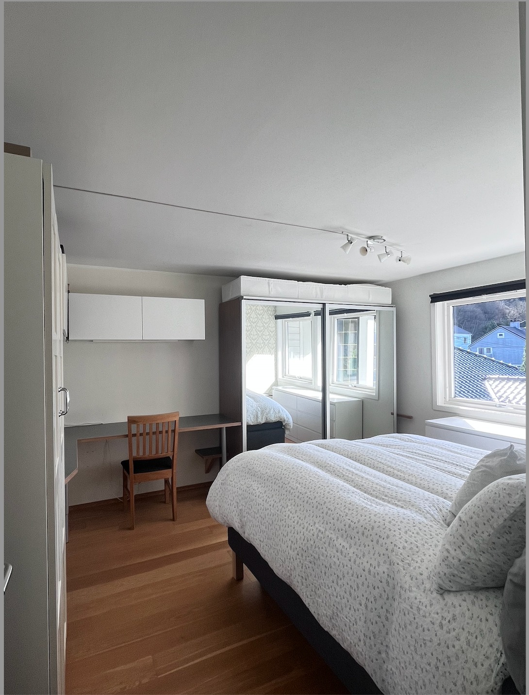 Rikelig med skapplass + dobbel kommode og pult/kontorkrok 